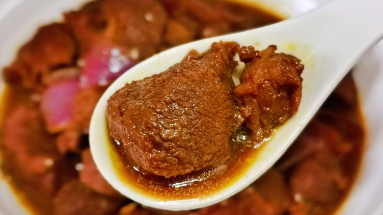 红酒炖羊肉,软烂入味,连汤汁都不放过。