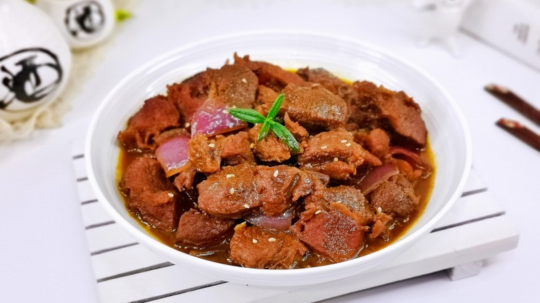 红酒炖羊肉,盛出装盘,撒芝麻,简单快手的家常大菜,好吃到舔盘。