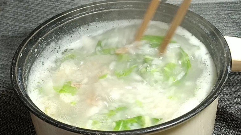 芋头粥,最后加入肉末,搅动,烧开