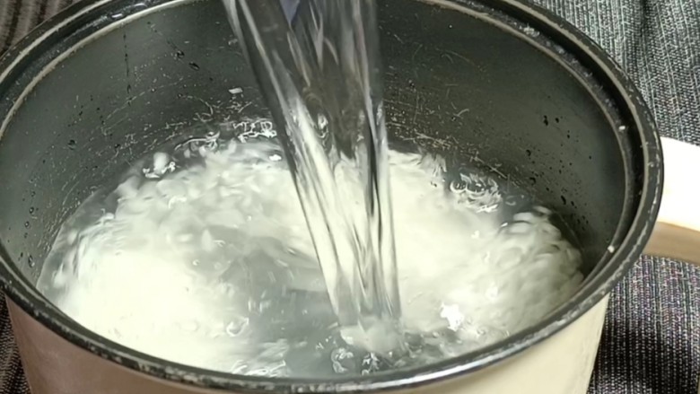 芋头粥,米倒入电饭煲中,加入适量水