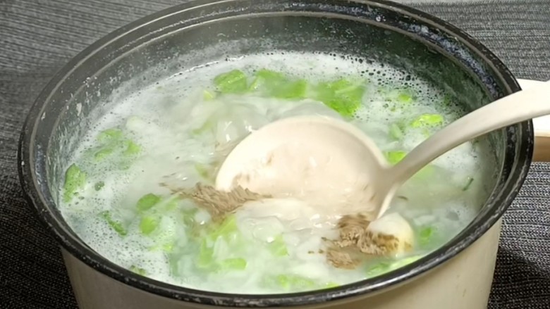芋头粥,加入胡椒,盐,搅和
