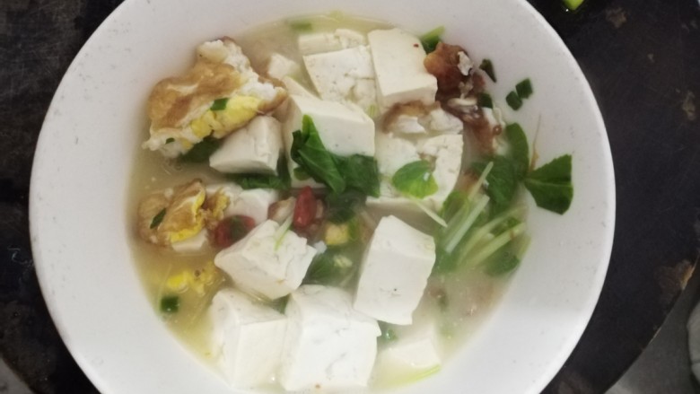 鸡蛋炖豆腐,出锅了,放入碗里