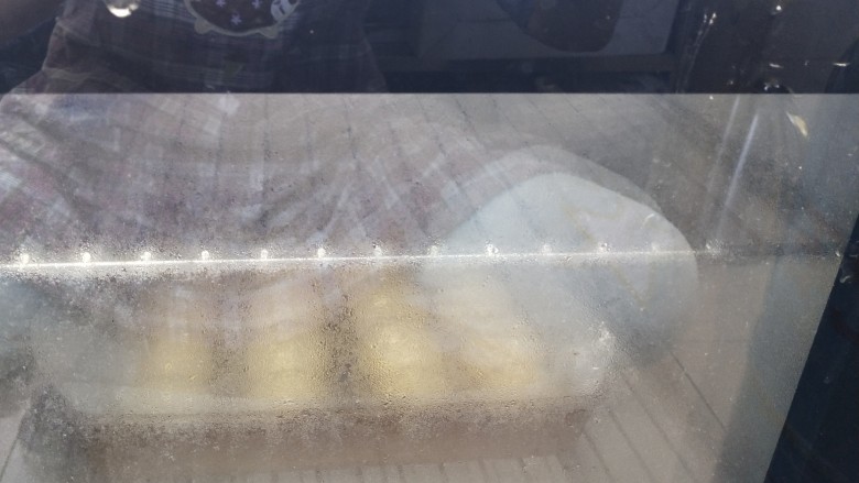 淡奶油小餐包,码入烤盘中36度85%发酵50分钟,提前预热烤箱200度25分钟
