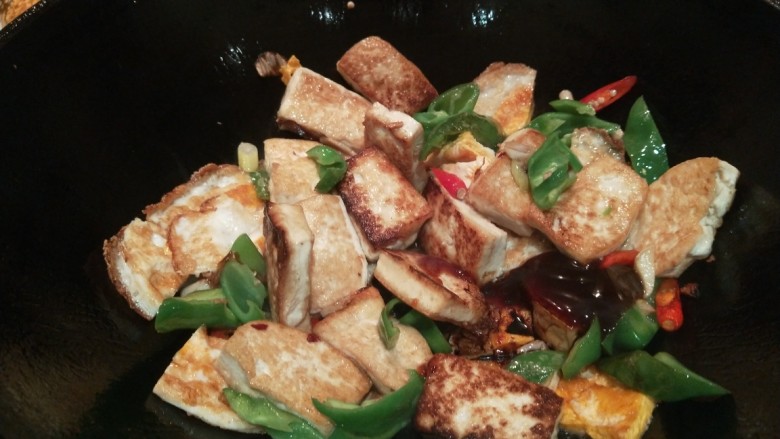 鸡蛋炖豆腐,加入蚝油,生抽。