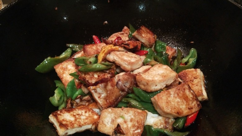 鸡蛋炖豆腐,加入少量的盐,鸡精。