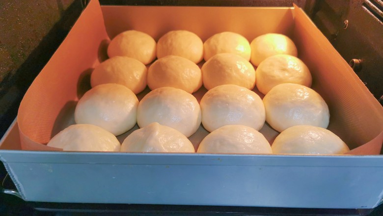 淡奶油小餐包,各个胖乎乎的,体积变大