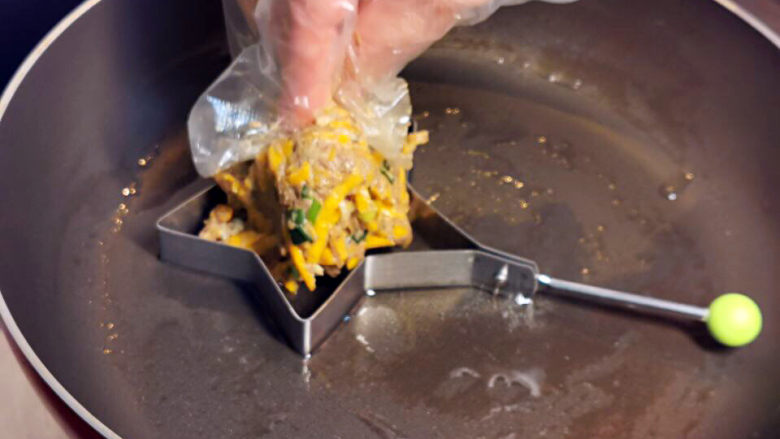 田园南瓜饼,取一小团南瓜饼生胚,塞入小星星中