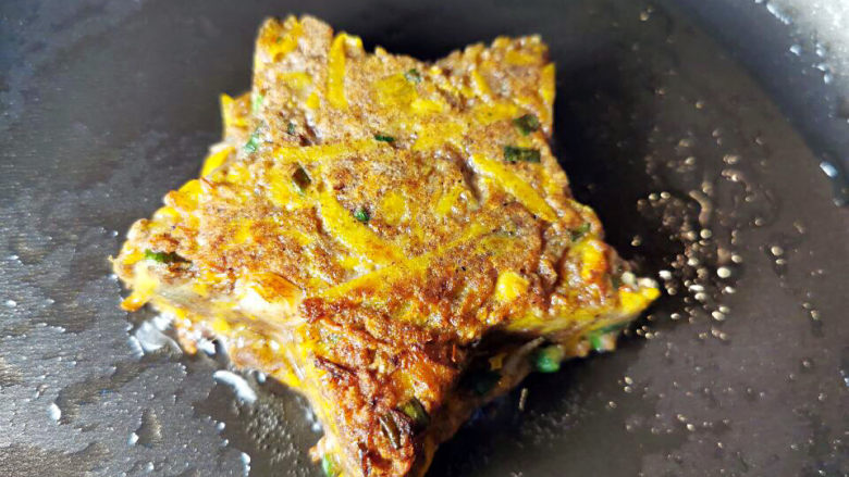 田园南瓜饼,脱模,继续煎2分钟即可