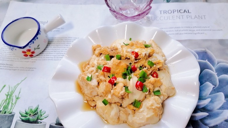 鸡蛋炖豆腐,拍上成品图,一道美味又营养的鸡蛋炖豆腐就完成了。