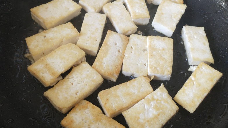排骨卤豆腐,煎至金黄时再翻面,两面都煎至金黄