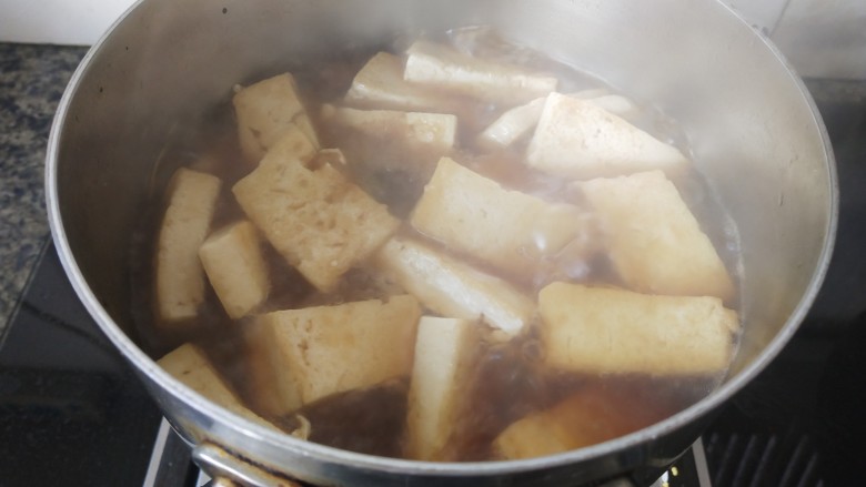 排骨卤豆腐,时间到,锅里卤汁比较多,大火烧一会