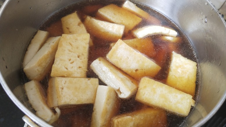 排骨卤豆腐,加入适量清水烧开后,小火焖烧30分钟
