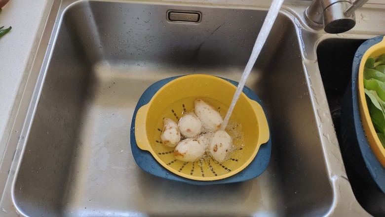 芋头粥,几个<a style='color:red;display:inline-block;' href='/shicai/ 32'>芋头</a>去皮清洗干静