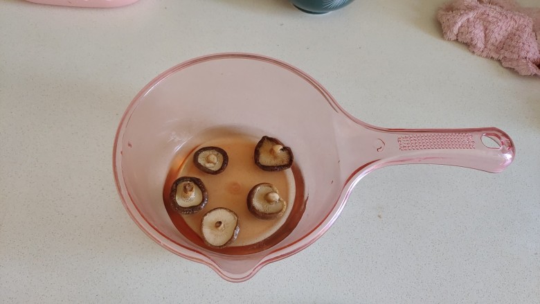 芋头粥,5朵干<a style='color:red;display:inline-block;' href='/shicai/ 230'>香菇</a>提前用水泡发清洗干净