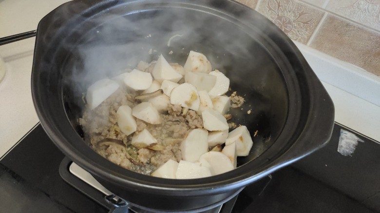 芋头粥,加入切好的芋头块翻炒