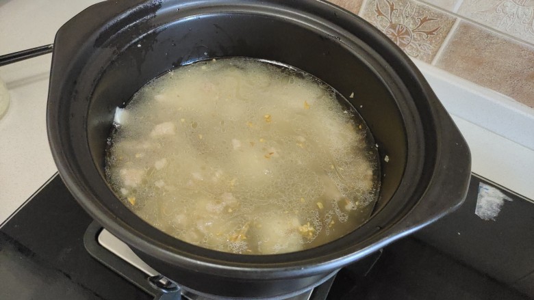 芋头粥,加入适量清水，大火烧开转小火炖煮十分钟