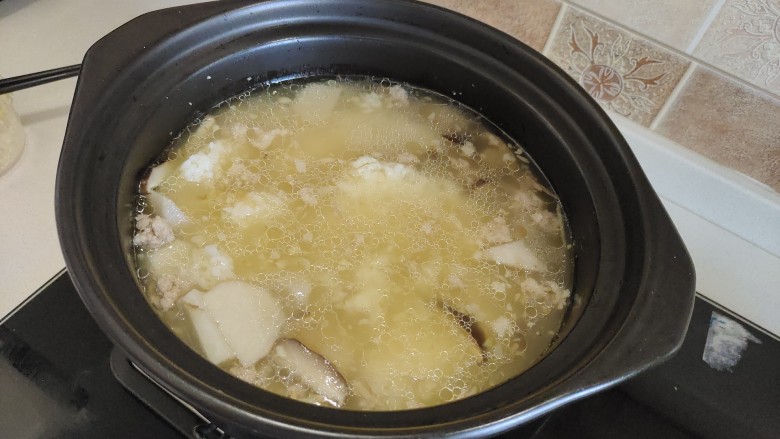 芋头粥,加入一大碗<a style='color:red;display:inline-block;' href='/shicai/ 507'>米饭</a>，再炖煮十分钟