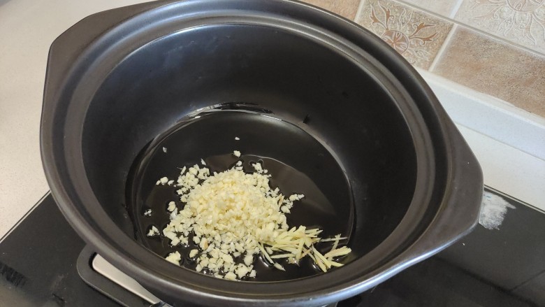 芋头粥,锅中加入适量食用油，加入姜蒜末爆香