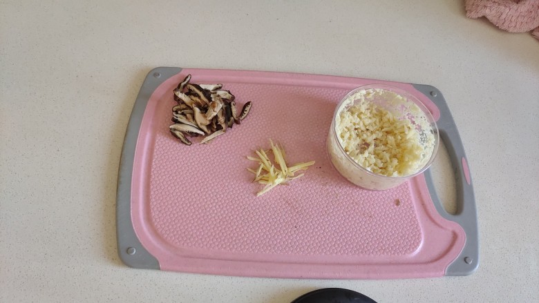 芋头粥,切一点姜丝蒜末