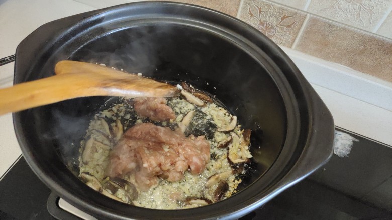 芋头粥,加入猪肉末翻炒均匀