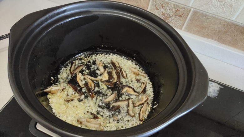 芋头粥,加入香菇炒出香气