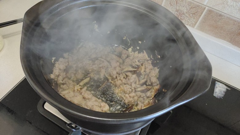 芋头粥,一直炒到猪肉末变色