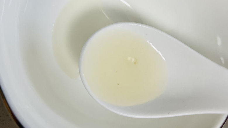鲜美的红烧小黄鱼,调料:一勺<a style='color:red;display:inline-block;' href='/shicai/ 718'>料酒</a>