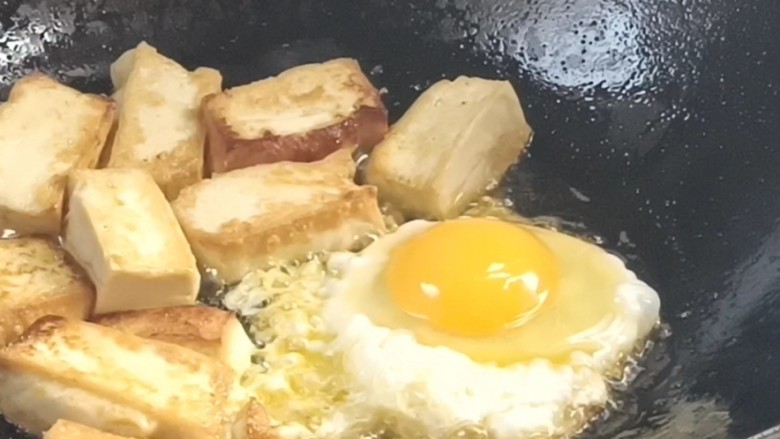 鸡蛋炖豆腐,打入<a style='color:red;display:inline-block;' href='/shicai/ 9'>鸡蛋</a>,煎熟