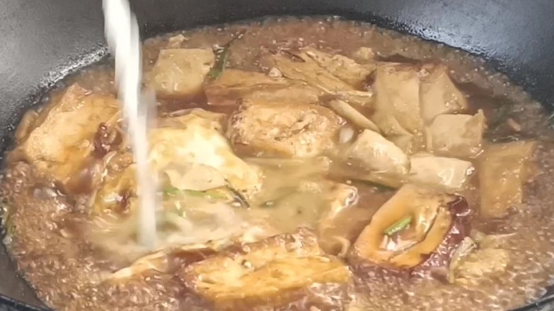 鸡蛋炖豆腐,5分钟后,淋入淀粉水勾芡
