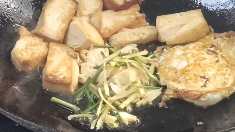 鸡蛋炖豆腐,放入葱姜蒜,炒香后翻炒均匀
