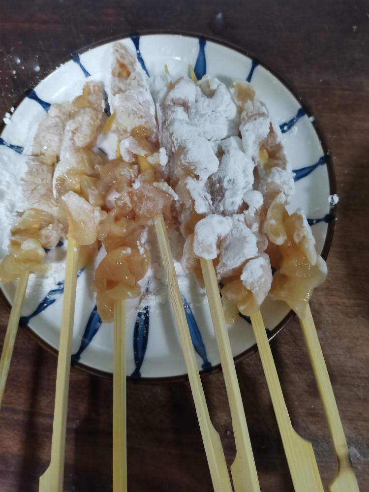 鸡肉小串,用竹签串起来，粘上一层干淀粉