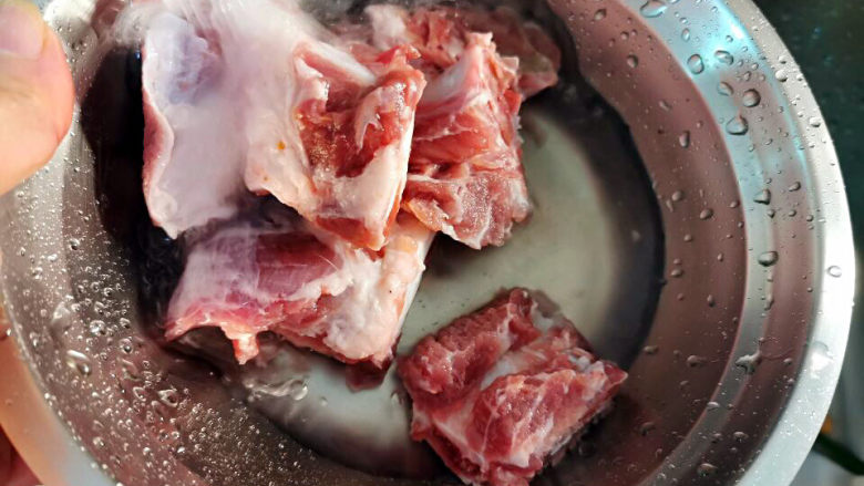 板栗排骨煲,排骨剁小块,用清水冲洗干净