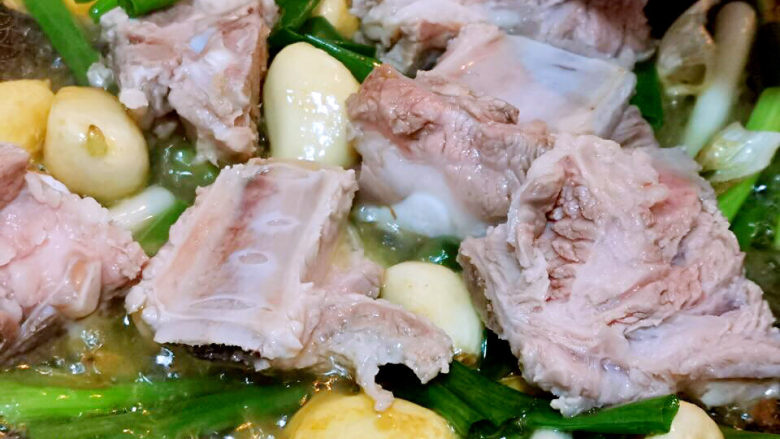 板栗排骨煲,加入排骨与葱