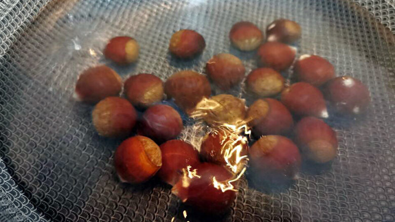 板栗排骨煲,板栗下水烫2分钟