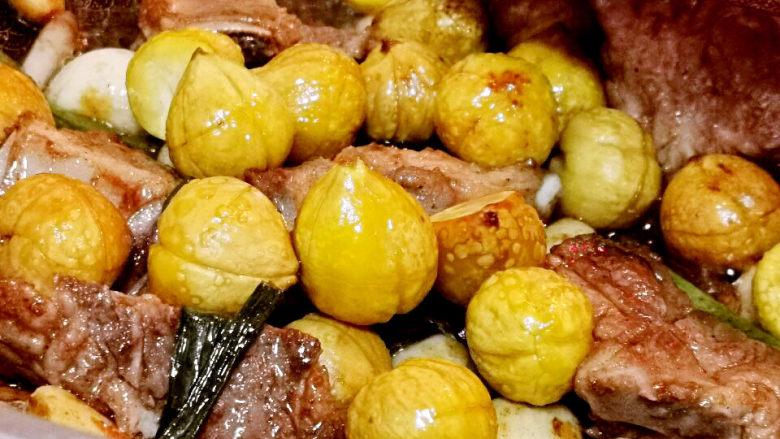 板栗排骨煲,适当翻炒,让酱料与食材融为一体