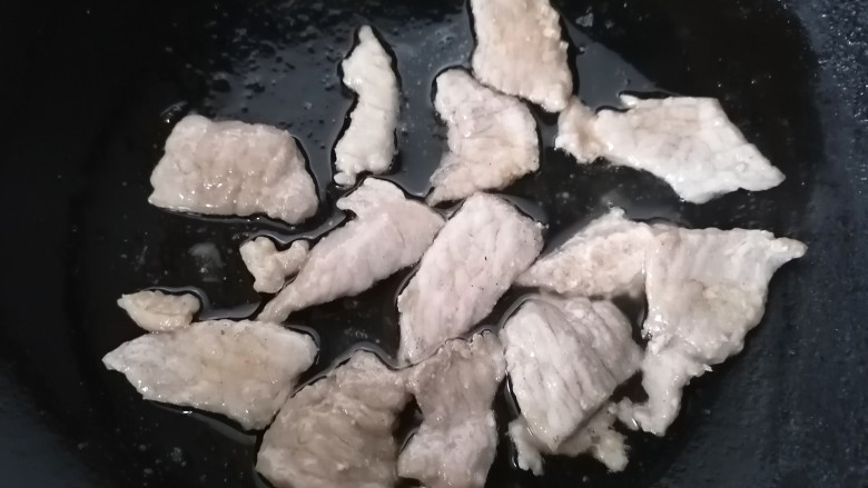 黄瓜炒肉片,翻炒至肉片变色盛出备用