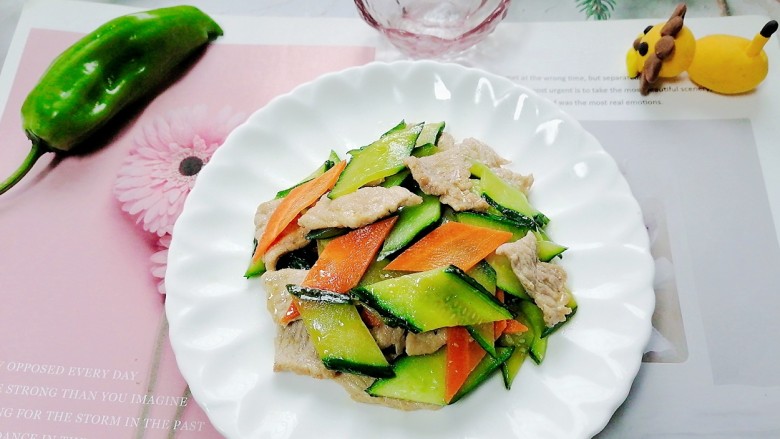 黄瓜炒肉片,拍上成品图,一道清爽可口的黄瓜炒肉片就完成了。