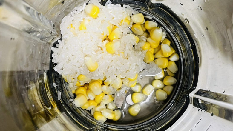 和饭店一样香甜的玉米汁,将大米和玉米粒清洗干净放入破壁机。