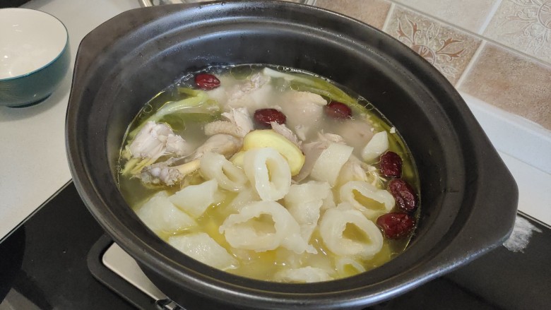 花胶鸡汤,加入到砂锅中,一起炖煮十分钟