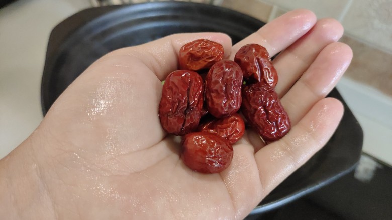 花胶鸡汤,加入适量<a style='color:red;display:inline-block;' href='/shicai/ 2470'>红枣</a>,小火炖煮25分钟