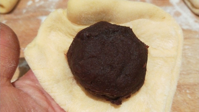 淡奶油小餐包,不用擀皮,用手拉成皮放豆沙