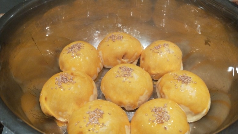 淡奶油小餐包,盖上保鲜膜,在扎几个透气孔