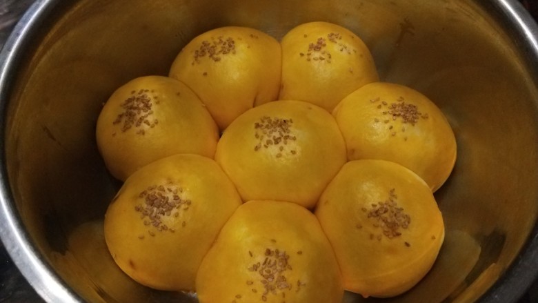 淡奶油小餐包,大火蒸25分钟即可,5分钟打开