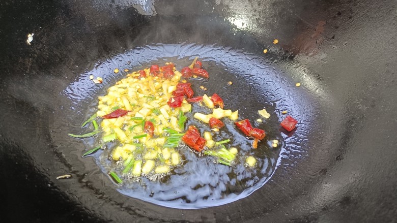 酸辣藕丁,起锅烧油,放入葱姜和干红辣椒碎,炒出香辣味