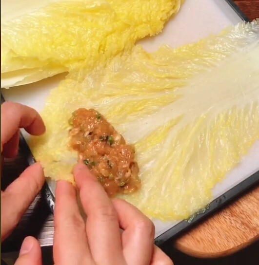 白菜卷肉,肉馅放入白菜叶,卷好。
