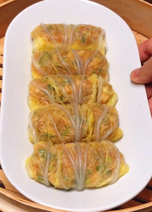 白菜卷肉,摆盘,入锅蒸。