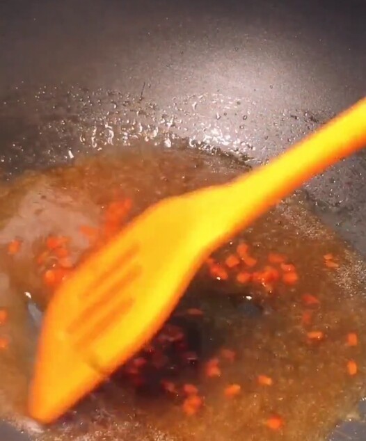 白菜卷肉,加<a style='color:red;display:inline-block;' href='/shicai/ 25'>胡萝卜</a>丁,炒熟。