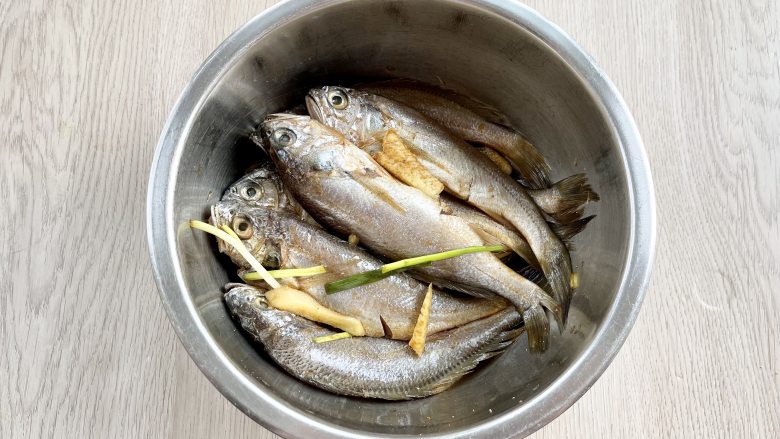 空气炸锅版香酥小黄花鱼,少油更健康,外焦里嫩还解馋,抓匀后腌制30分钟以上,越久越入味