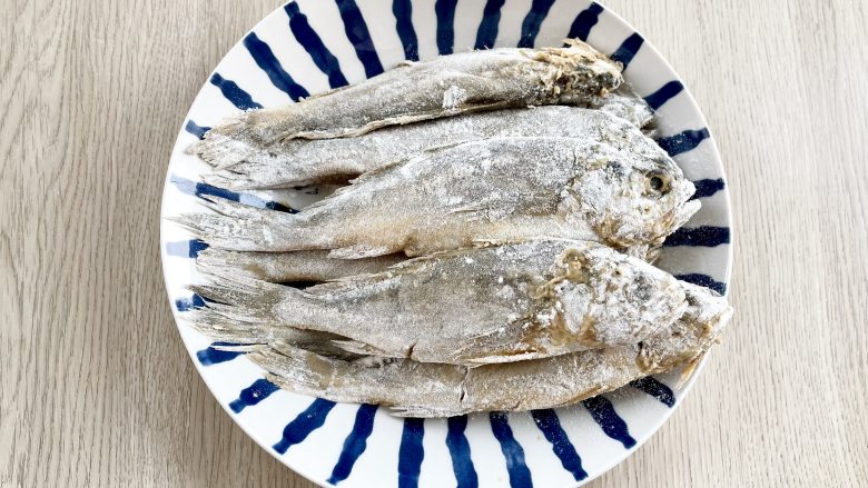 空气炸锅版香酥小黄花鱼,少油更健康,外焦里嫩还解馋,全部裹好面粉后,静置20分钟