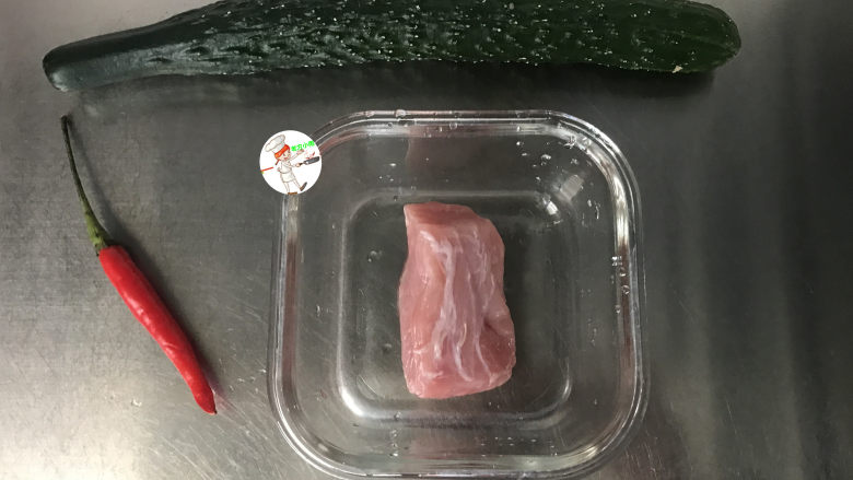 黄瓜炒肉片,<a style='color:red;display:inline-block;' href='/shicai/ 54'>黄瓜</a>和猪肉准备好,一个小米辣是为了增加风味和搭配色泽的,不能吃辣的可以不放
